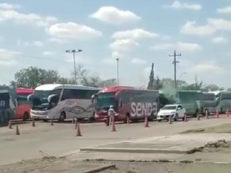 Más de 30 camiones con haitianos viajan a la frontera por la carretera 57, los detectan en la ex garita de Allende (video)