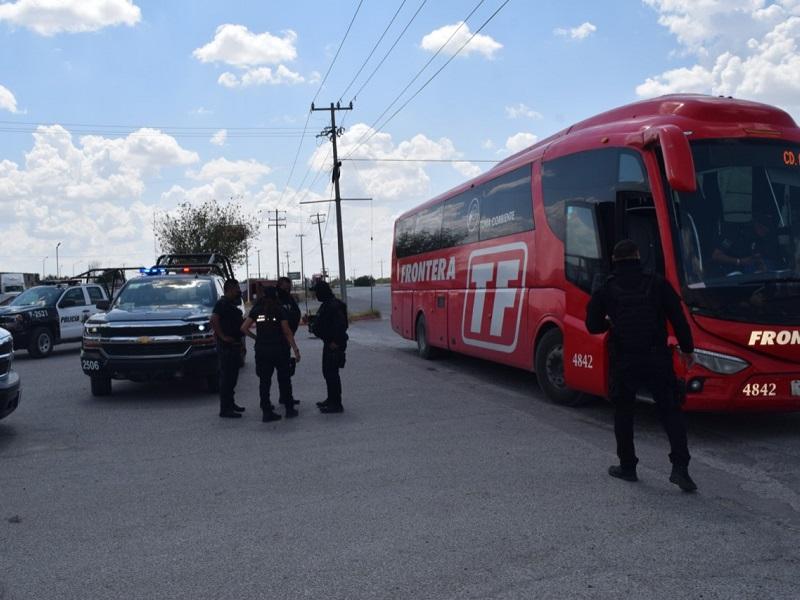 Haitianos arriban en autobuses al entronque de Piedras Negras, se muestran agresivos y usan a sus hijos como escudo (video)