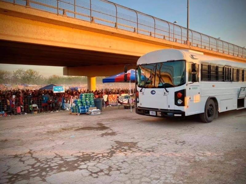 Inicia deportaci&oacute;n masiva de miles de migrantes hacinados en el Puente Acu&ntilde;a-Del R&iacute;o, ser&aacute;n enviados en avi&oacute;n a su pa&iacute;s