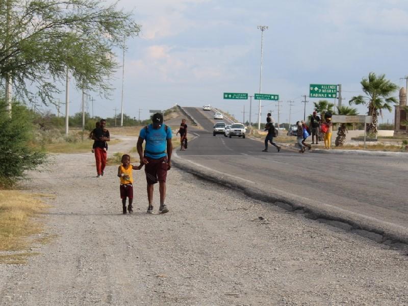Cientos de haitianos transitan a pie por Morelos con la intenci&oacute;n de llegar a Acu&ntilde;a y de ah&iacute; a Estados Unidos