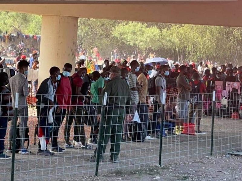 Aceleran procesamiento de casi 15 mil migrantes bajo el Puente Acuña-Del Río 
