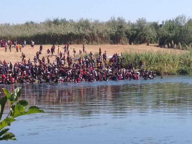 Llegan otros 5 mil migrantes a la frontera con Del R&iacute;o, comienzan a quedarse en Acu&ntilde;a, Zaragoza y Morelos (video)