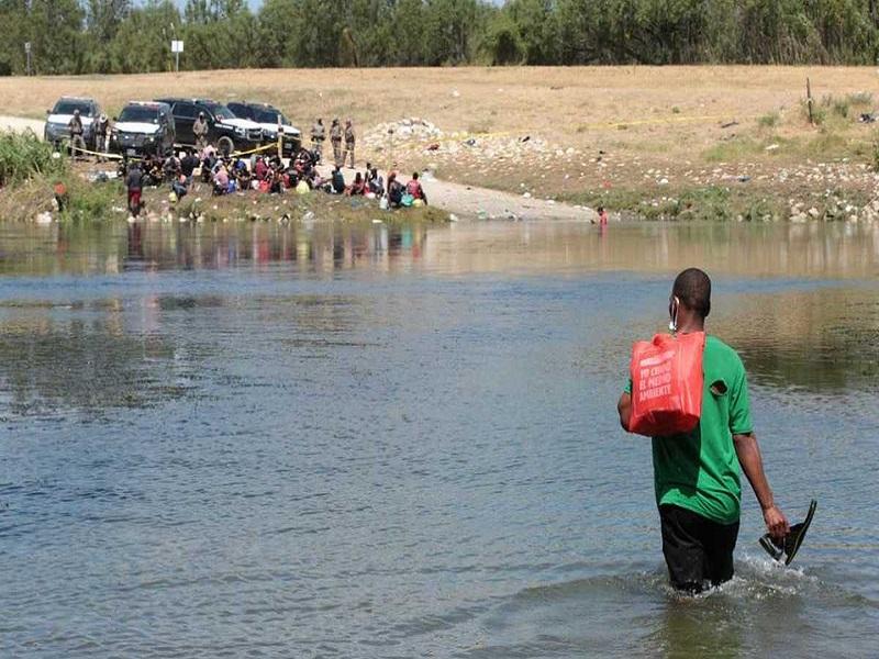 Cierra EU frontera con M&eacute;xico en Del R&iacute;o, Texas, para frenar ola de migrantes