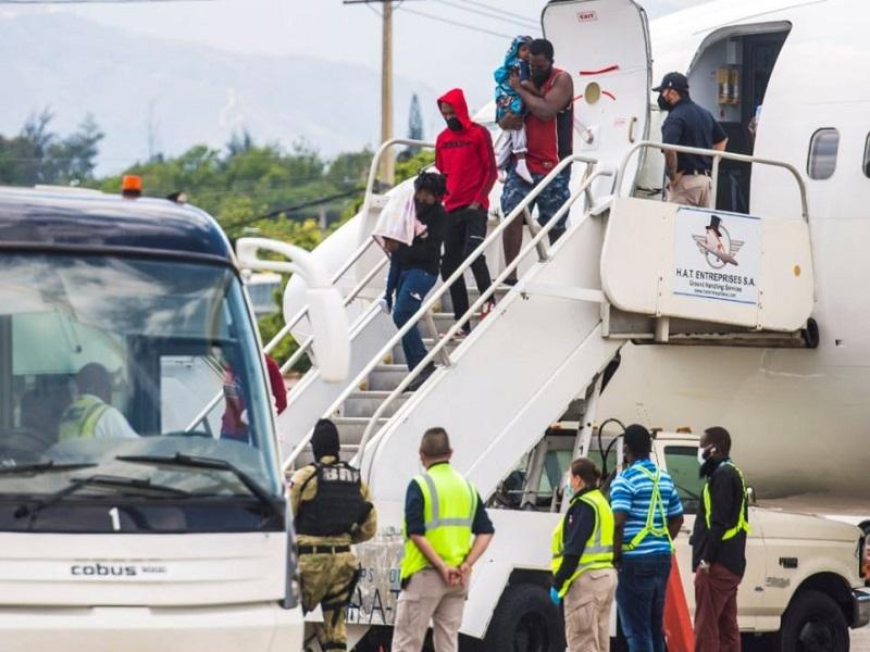 Inicia EU deportaci&oacute;n de decenas de haitianos hacinados bajo el Puente Acu&ntilde;a-Del R&iacute;o