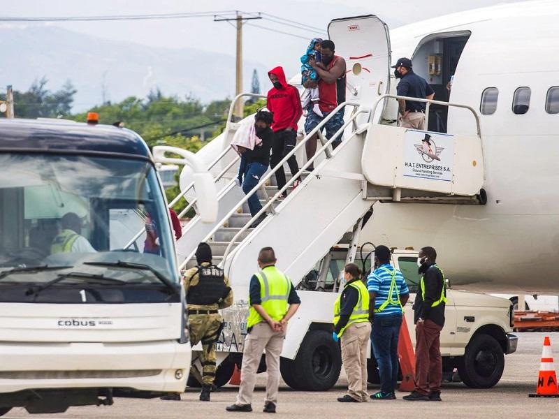 Cientos de haitianos arriban a Puerto Pr&iacute;ncipe tras ser deportados por EU (video)