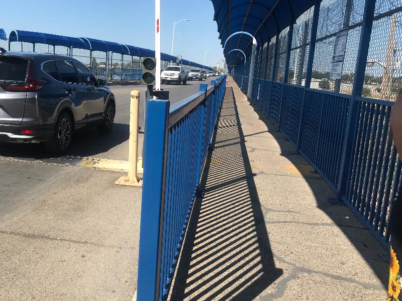 Avanzan en la instalación del barandal de protección para peatones en el Puente Internacional Uno (video)