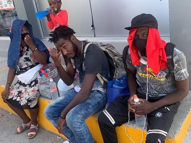 Migrantes haitianos llegan a Piedras Negras caminando, bajan del autobús antes de retenes; autoridades planean deportaciones (video)