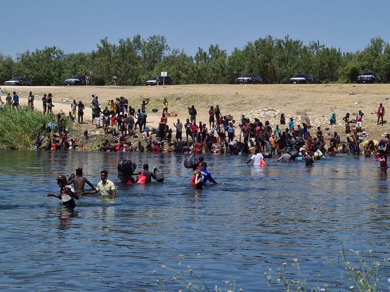 Optan migrantes por cruzar entre Del Rio y Acuña por Parque Braulio Fernández Aguirre (video)