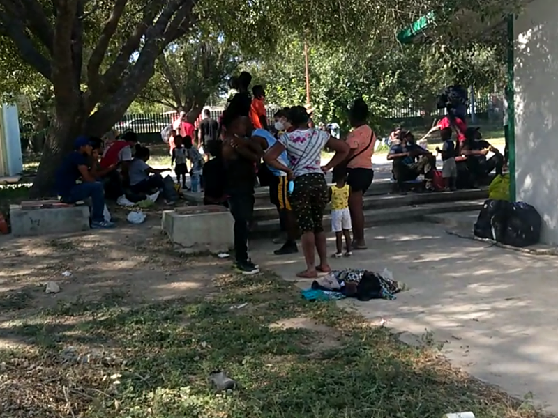 Acampan familias haitianas en territorio mexicano