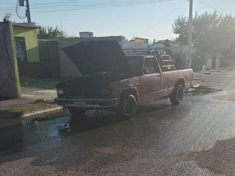 Falla mecánica causa incendio de pickup en Piedras Negras
