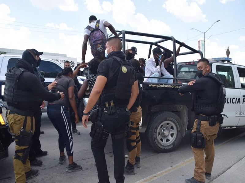 Detectan a migrantes con permisos y credenciales falsas en filtros en Coahuila: SSP