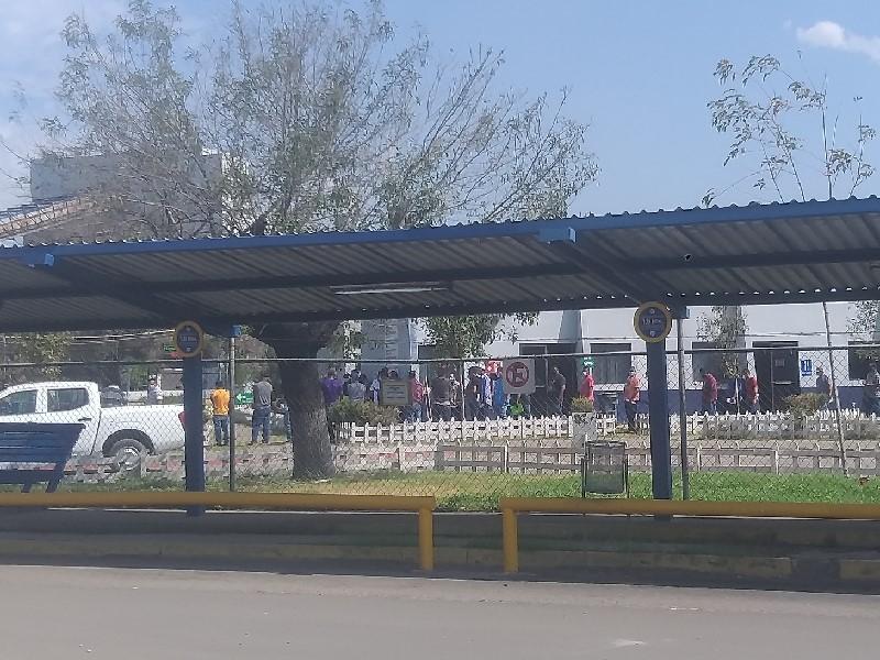 Acuden m&aacute;s de 200 extrabajadores de Micare a cobrar su finiquito