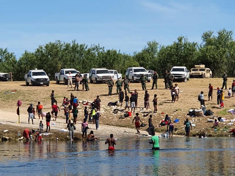 Patrulla Fronteriza informa a migrantes que ma&ntilde;ana ya no les permitir&aacute;n cruzar de Del Rio a Acu&ntilde;a (video)