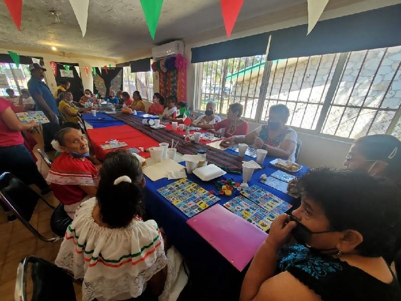 Realizan convivio por el mes patrio a adultos mayores de Morelos