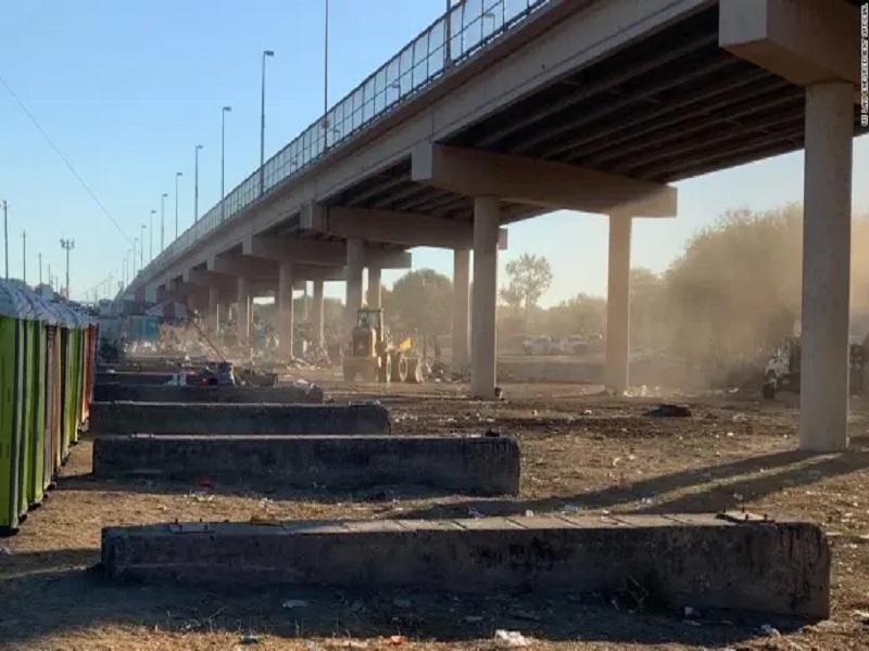 Limpia EU campamento improvisado bajo el Puente Acu&ntilde;a-Del R&iacute;o, traslada a &uacute;ltimos haitianos a centros de procesamiento