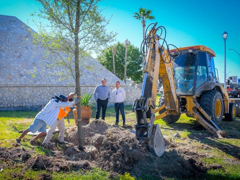 Realizan trabajos de rehabilitaci&oacute;n, mantenimiento y reforestaci&oacute;n en la Plaza de las Culturas para celebrar su 16 aniversario  (video)