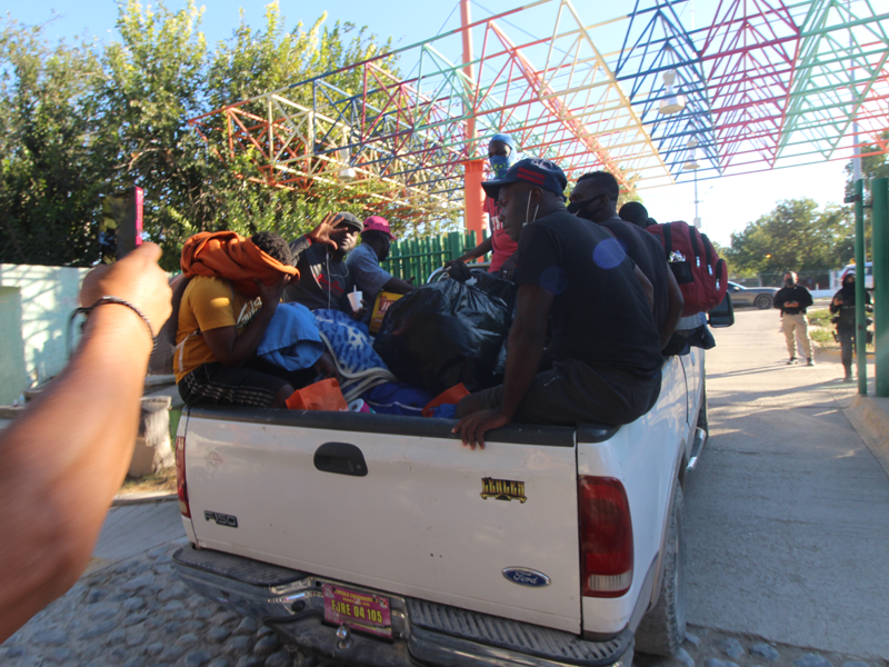 Reubican a migrantes en refugio temporal en Acu&ntilde;a; no todos aceptaron moverse del parque Braulio Fern&aacute;ndez