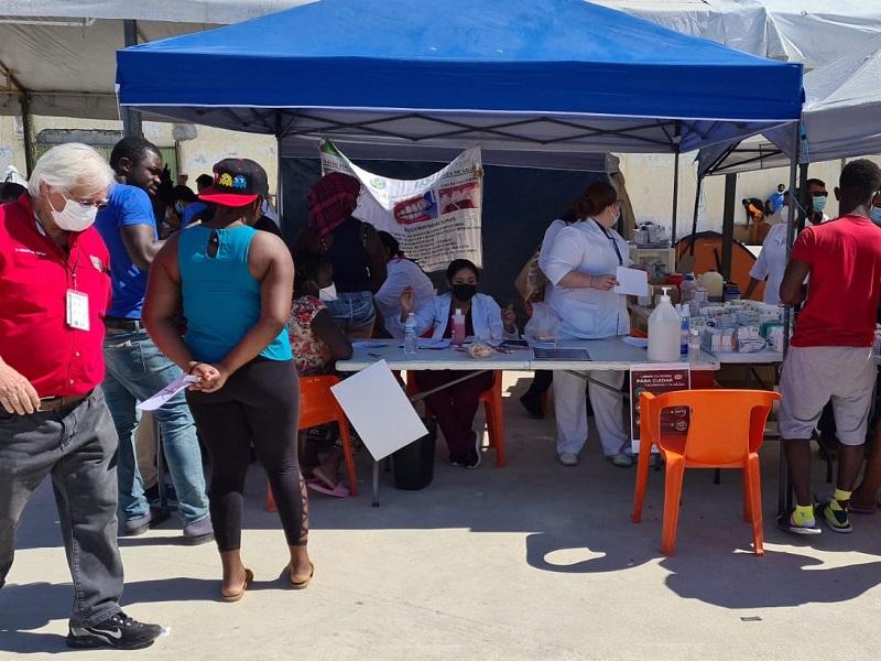 Realizan brigada de salud para migrantes haitianos en estancia de Acu&ntilde;a