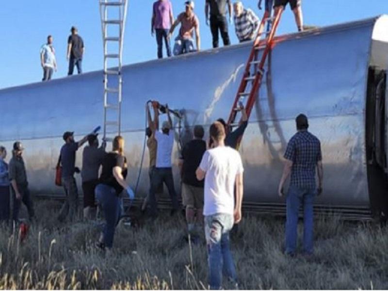 Descarrilamiento de tren en Montana deja 3 muertos