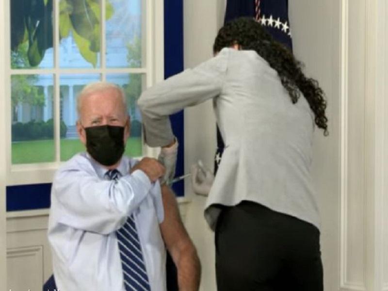 Joe Biden recibe dosis de refuerzo de vacuna contra COVID-19 (video)