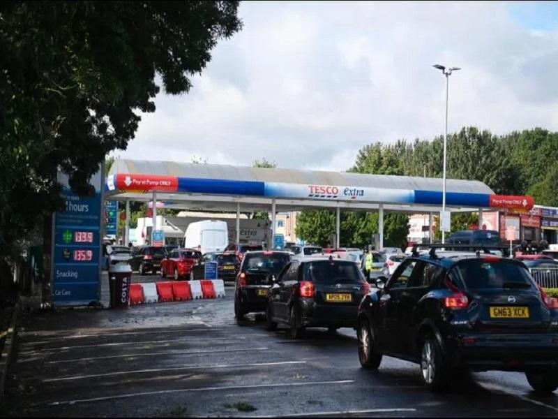 Sufre Reino Unido desabasto de gasolina tras compras de pánico