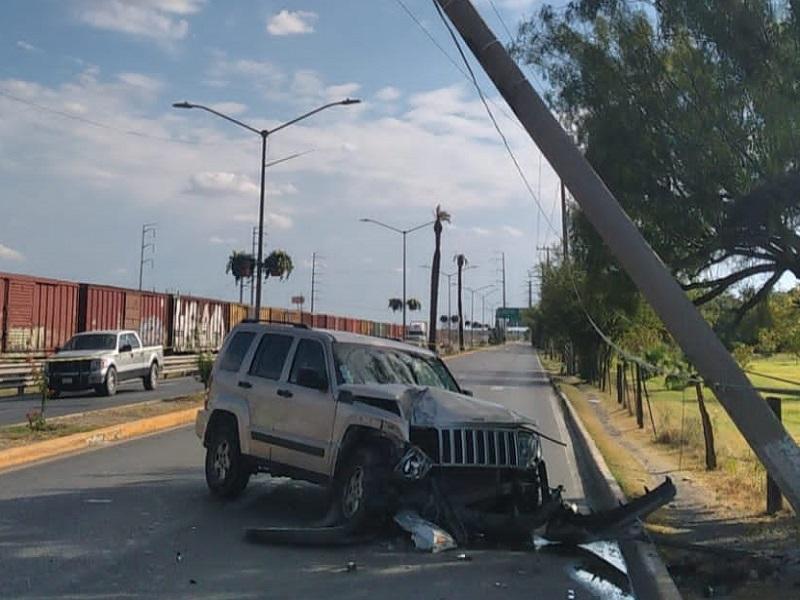 Mujer sufre desmayo al volante y choca contra poste de CFE en Piedras Negras