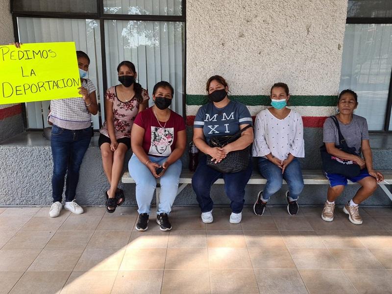 Se manifiestan monclovenses en el Puente Dos de Piedras Negras, piden que EU deporte a sus familiares