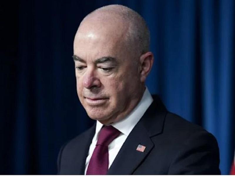 El 20% de los que cruzan la frontera dieron positivo en medio de un aumento de la variante delta: Mayorkas