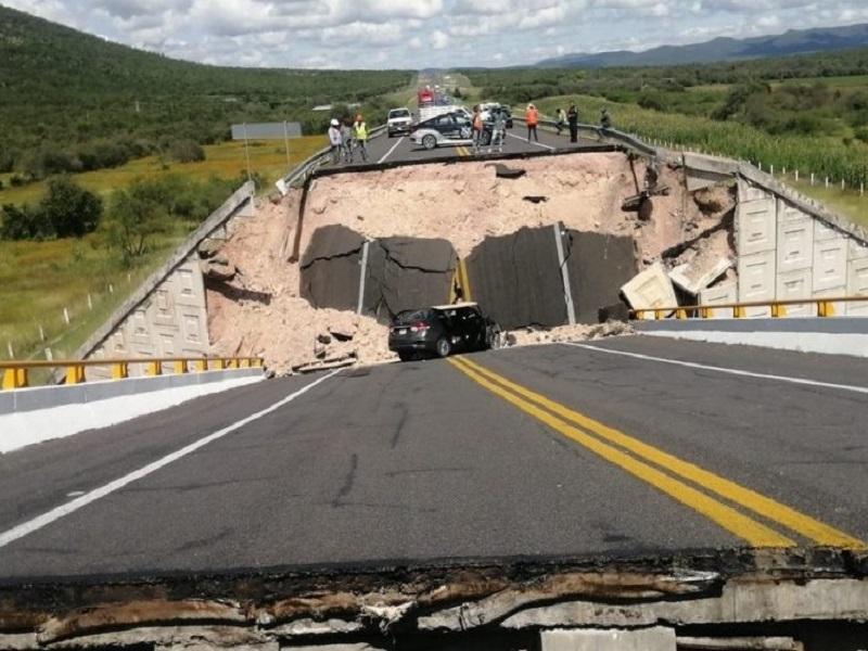 Colapsa puente en carretera de San Luis Potosí; reportan un muerto y varios heridos