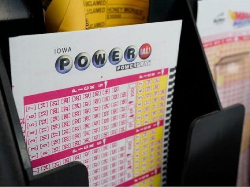 Boleto vendido en California gana premio mayor de Powerball de 699.8 MDD, el séptimo más grande en la historia de la lotería de EU