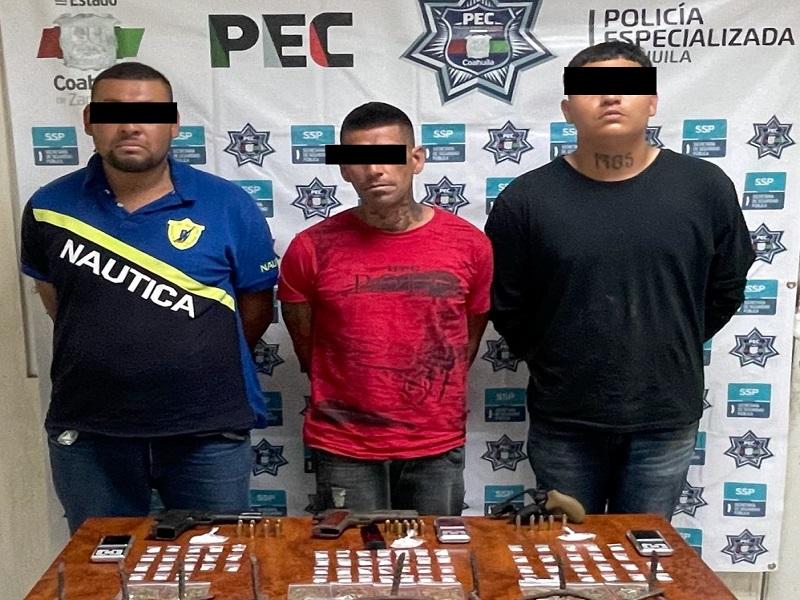 Detienen a tres con armas cortas, cartuchos, droga y tres básculas en Piedras Negras