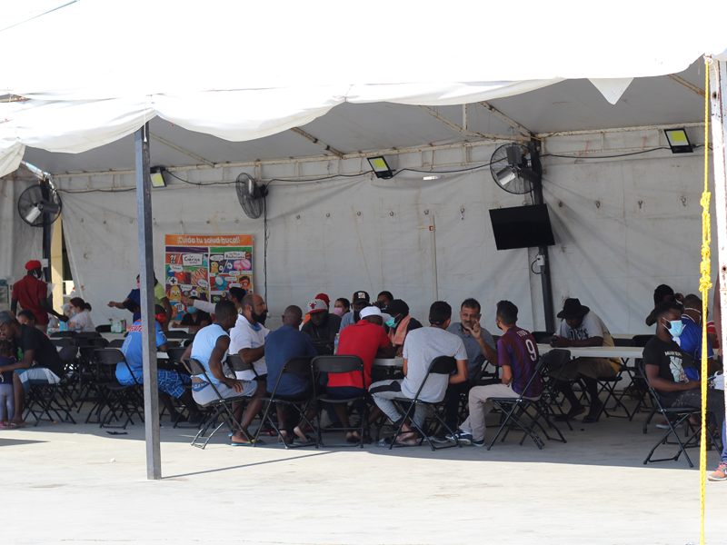 Más de 500 migrantes esperan iniciar trámite de refugio en albergue temporal en Acuña