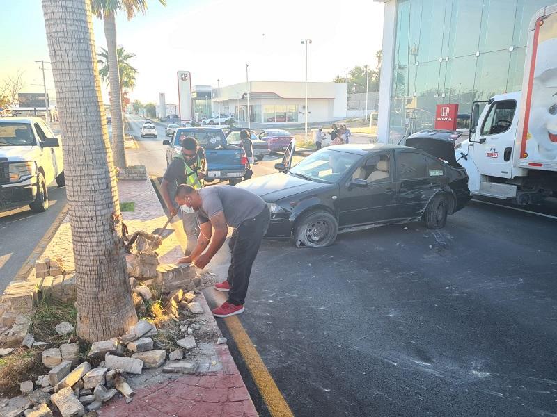 Menor de edad con camioneta de lujo provoca fuerte accidente automovilístico 