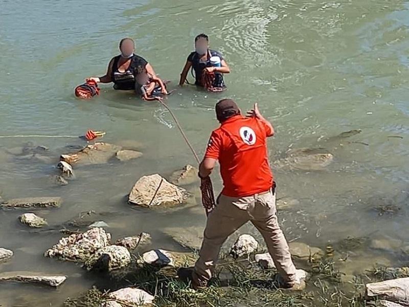 Rescatan a una mujer adulta y dos menores a punto de ahogarse en el r&iacute;o Bravo