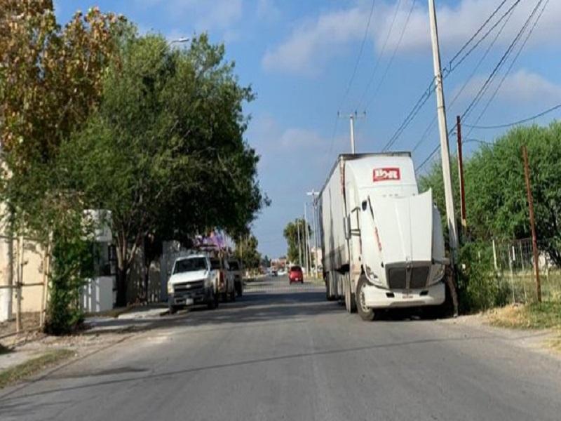 Judicializan en Torreón a trailero que llevaba a 31 migrantes escondidos en la caja de su unidad en Allende 