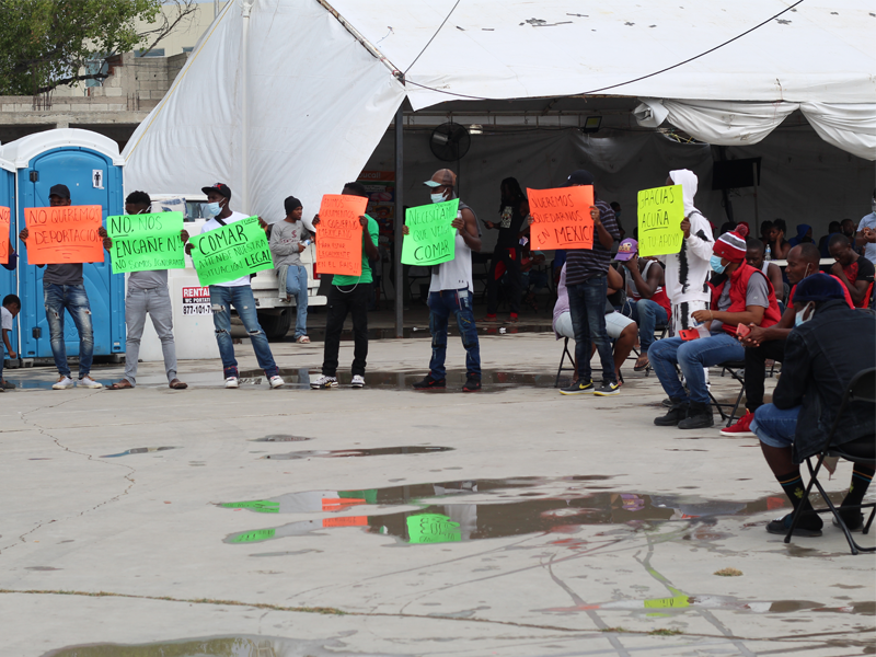 Se manifiestan migrantes haitianos en Acu&ntilde;a, denuncian que intentaron deportarlos con enga&ntilde;os (VIDEO)