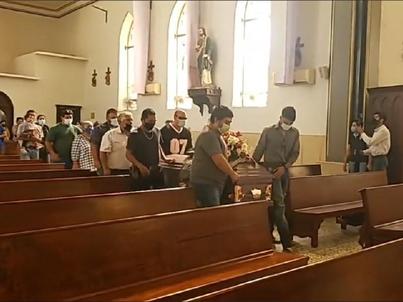 Despiden entre l&aacute;grimas y aplausos a mujer param&eacute;dico de Zaragoza que falleci&oacute; de un infarto