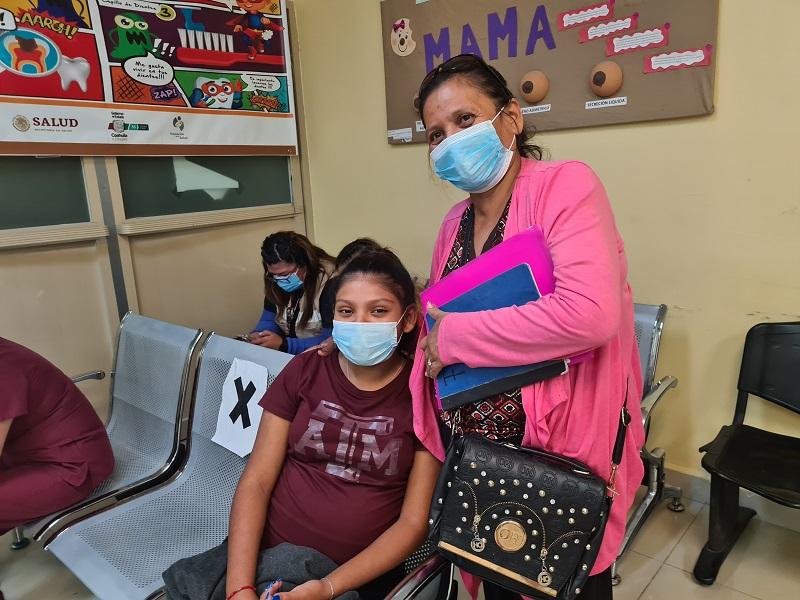 &Aacute;ngela, con casi 9 meses de embarazo, fue la primera menor en recibir la vacuna antiCovid-19 en Piedras Negras (video)