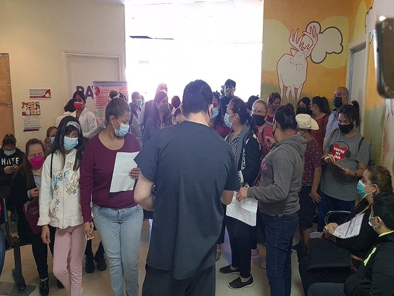 Abarrotan Hospital General el primer d&iacute;a de vacunaci&oacute;n a menores con comorbilidades, aplicaron a embarazadas (video)