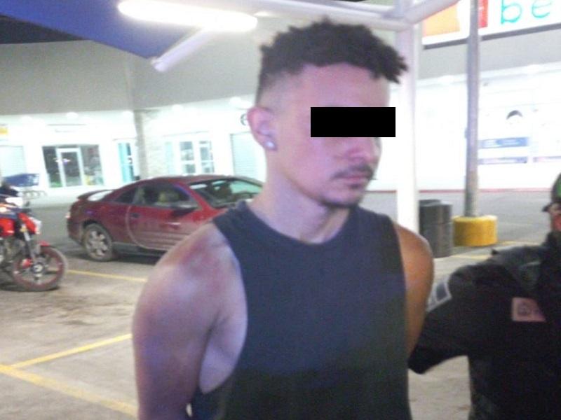 Detienen a norteamericano que amenazaba con pistola de postas a clientes en estacionamiento de centro comercial (VIDEO)