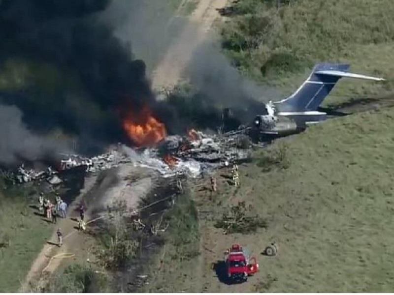 Avi&oacute;n se estrella con 19 personas en Aeropuerto Ejecutivo de Houston