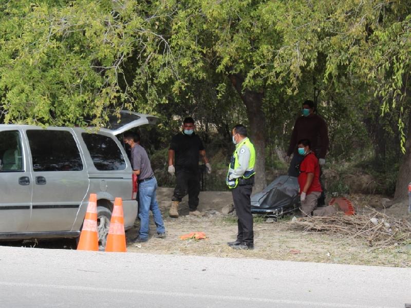 Un muerto deja salida de camino de un autobús en la carretera Morelos-Nava