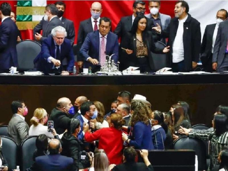 Diputados arman zafarranchos en San L&aacute;zaro (video)