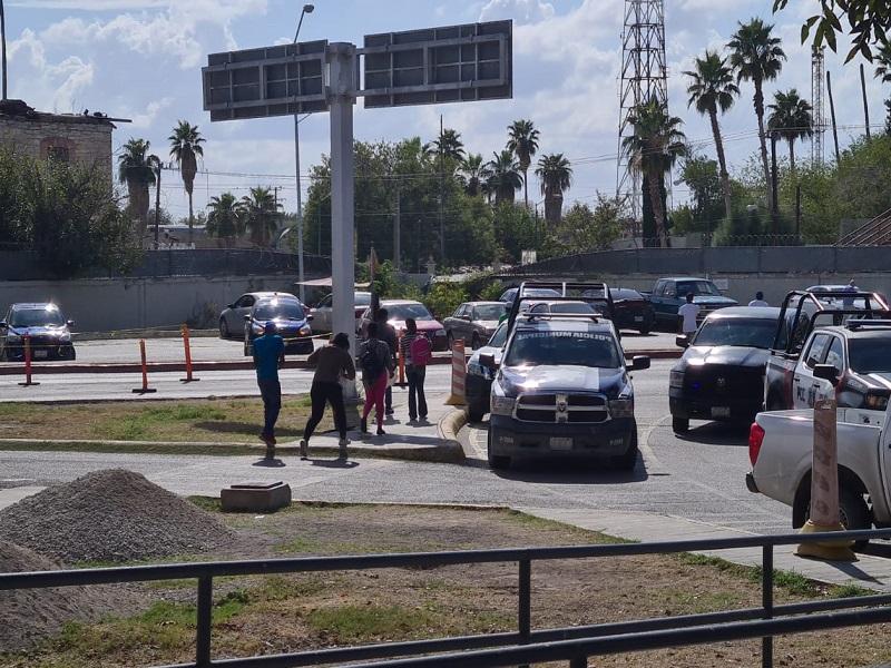 Migrantes se amotinan en estancia del INM en Piedras Negras, un guardia resultó lesionado