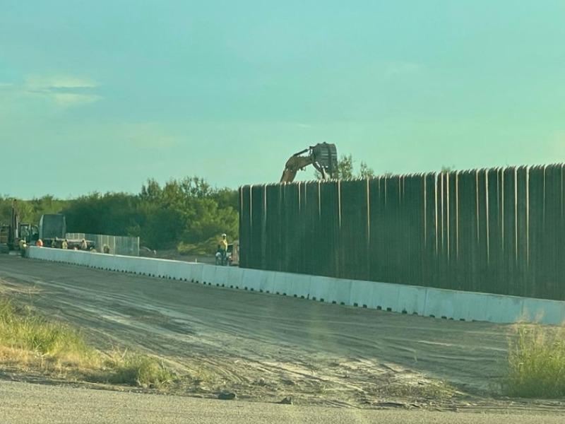 Avanza construcción de muro fronterizo al sur de Eagle Pass para frenar ingreso de indocumentados