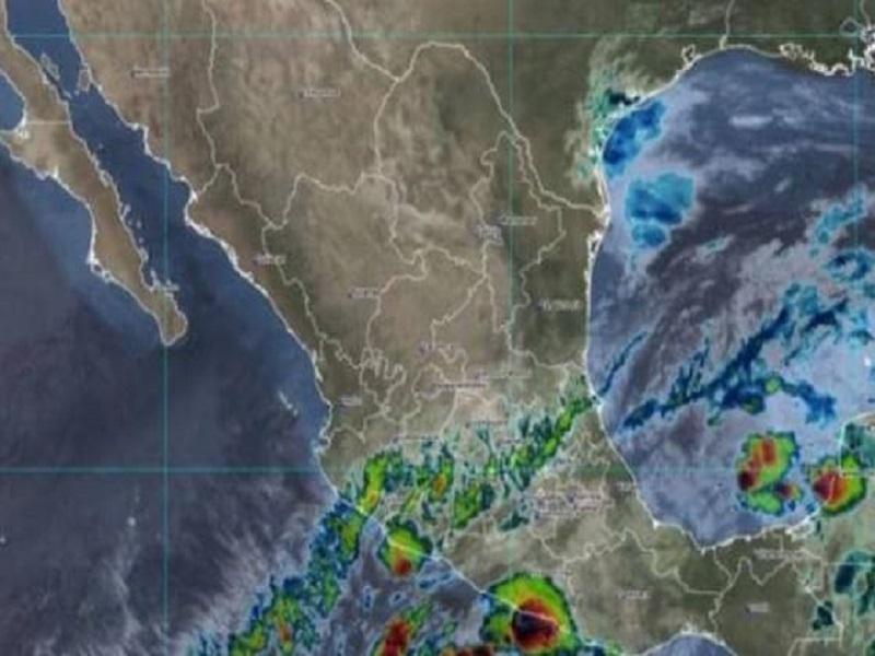 Rick se intensifica a huracán categoría 1; avanza frente a Guerrero
