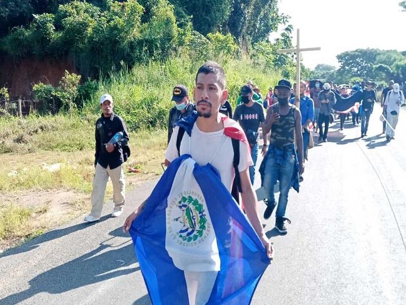 Caravana migrante sale de Tapachula y avanza hacia la Ciudad de México 
