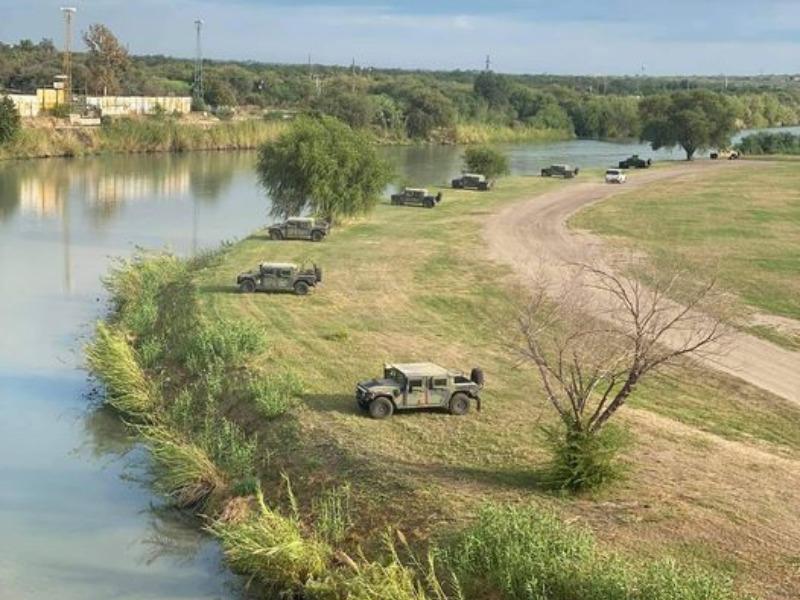 Continúan estacionados vehículos militares en la orilla del río Bravo bajo los puentes internacionales en Eagle Pass (video)