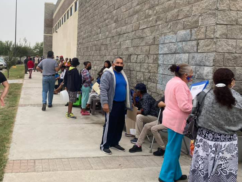 Madrugan adultos mayores para registrarse en el programa de 65 y M&aacute;s