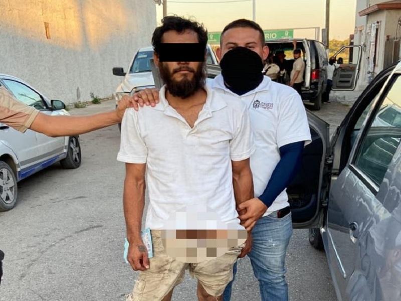 Sujeto desnudo conducía vehículo robado en el centro de Piedras Negras, fue detenido
